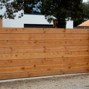 Écologique et économique, l'installation d'un portail et de ses clôtures en bois offre également un design original à l'extérieur de votre jardin. Projet disponible à Arcachon