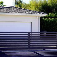Finition des extérieurs de cette maison neuve avec la création d'une clôture en béton et l'installation d'un portail automatique en aluminium. Projet disponible à Libourne