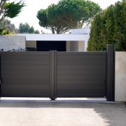 Installation d'un portail motorisé 100% en aluminium de couleur noire. Projet disponible à Bordeaux