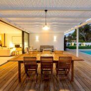 Installation d'un deck en bois sur la varangue donnant sur la piscine d'une villa