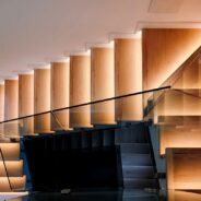 Installation d'un escalier en bois avec garde-corps en verre plus intégration de lumière sur l'ensemble de l'escalier