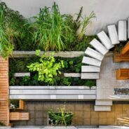 Aménagement d'un patio à Bordeaux avec création d'un espace de vie grâce à une terrasse en béton ciré et carrelage